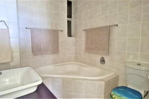 马盖特Santorini Unit R的带浴缸、卫生间和盥洗盆的浴室