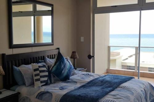 马盖特Santorini Unit R的一间卧室设有一张床,享有海景