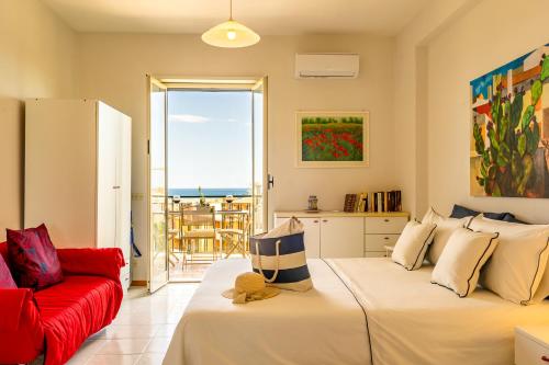 贾迪尼-纳克索斯La Casa Di Stefe的客厅配有床和红色沙发