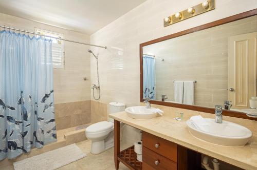 苏莎亚Amazing Condos at Sosua Ocean Village的浴室设有2个水槽、卫生间和镜子。
