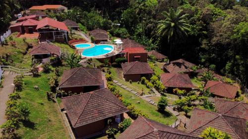 曼努埃尔安东尼奥Bongo - Adults Only的享有带游泳池的度假村的空中景致