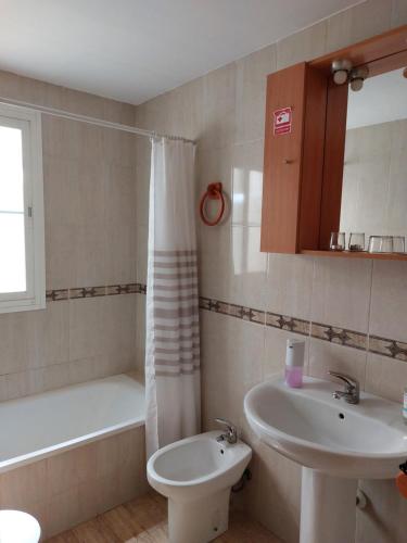 拉斯加比亚斯Home&Holidays Las Gabias, Granada的浴室配有盥洗盆、卫生间和浴缸。