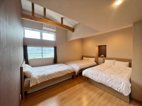 大石Koya TRIBE - Vacation STAY 48392v的带窗户的客房内的两张床