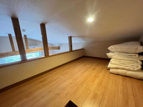 大石Koya TRIBE - Vacation STAY 48392v的一间铺有木地板的带枕头的房间