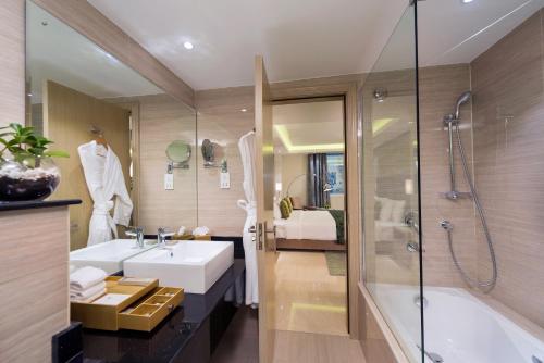 阿曼森特马斯喀特酒店的一间浴室