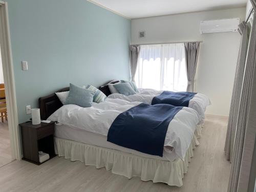 土庄町Holiday Villa 旅生的一间卧室设有一张大床和窗户