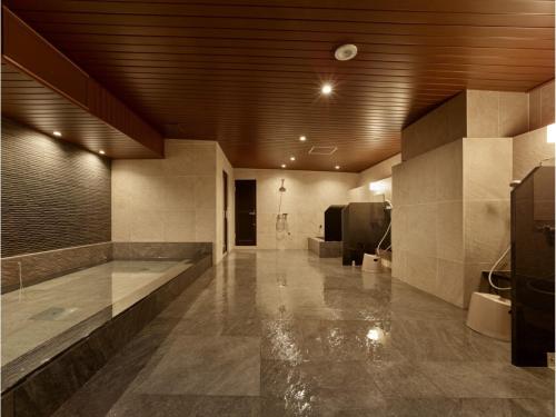 鸟取市Hotel RESH Tottori Ekimae - Vacation STAY 47361v的大客房设有带水槽的浴室