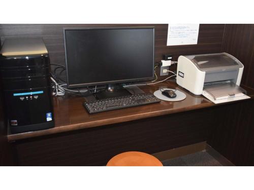 鸟取市Hotel RESH Tottori Ekimae - Vacation STAY 47361v的一张带电脑显示器和打印机的桌子