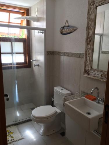 马塔迪圣若昂PRAIA DO FORTE ! Vilage de 80 m2 a 600 metros da vila的浴室配有卫生间、淋浴和盥洗盆。