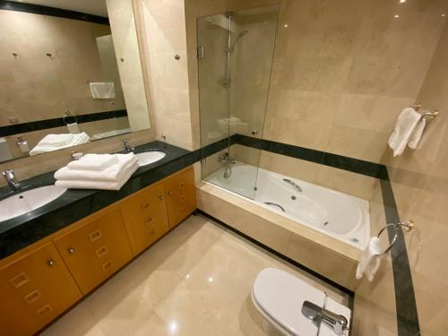 卡拉德米哈斯Beautiful luxurious 2 bedroom apartment with a breathtaking view at La Cala Golf的一间带水槽、浴缸和卫生间的浴室