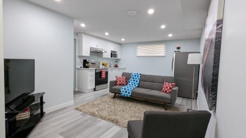 里贾纳SERENE & MODERN 1BED SUITE + CLOSE TO AIRPORT的带沙发的客厅和厨房