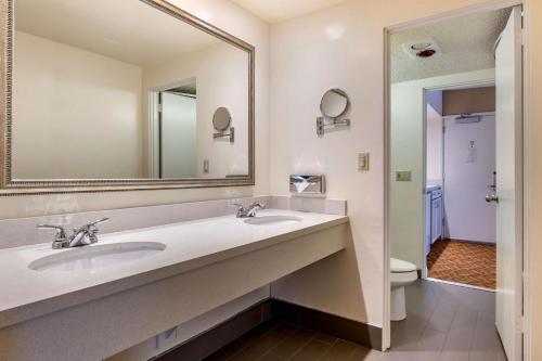 千橡市普拉斯千橡贝斯汀韦斯特恩酒店的浴室设有2个水槽、镜子和卫生间。