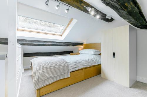 海伯敦桥Weavers Cottage的一间卧室设有一张床和一个窗口