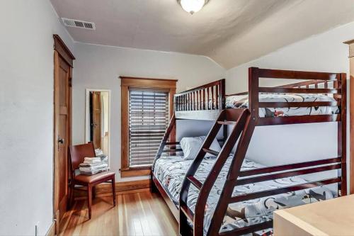 日内瓦湖Bay's Place Vacation Rental的客房设有两张双层床和一张书桌。