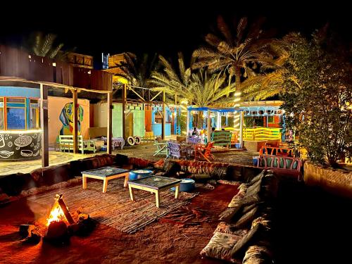 达哈布Bishbishi Camp Dahab的客厅设有火坑和游乐场