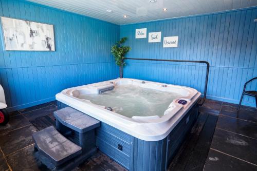 Budock WaterCoverack的蓝色客房内的按摩浴缸