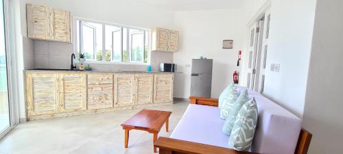 博瓦隆Harmony Self-Catering Apartments的一个带长凳和桌子的厨房
