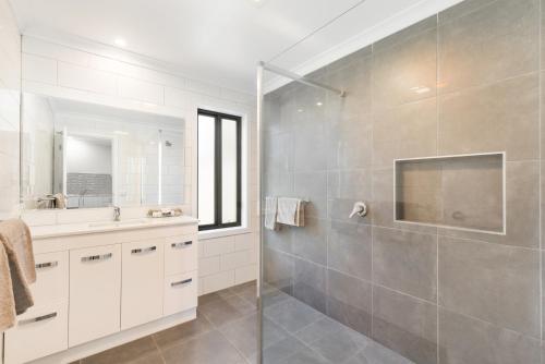 本迪戈阿拉勒汽车旅馆的带淋浴、盥洗盆和镜子的浴室