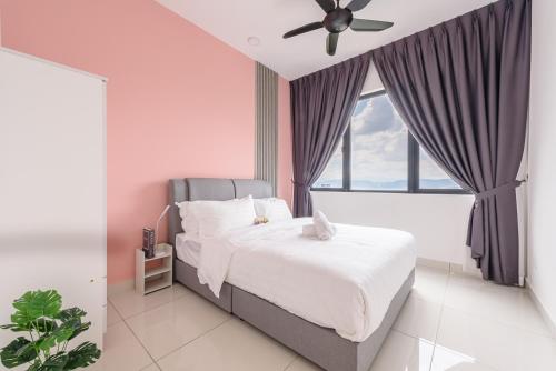 吉隆坡Minsu (Parc 3)的一间卧室配有一张床和吊扇