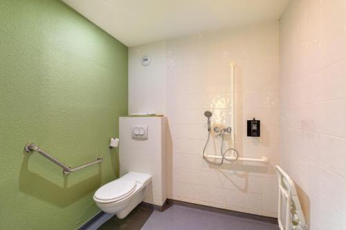 穆昂萨尔图B&B HOTEL Cannes Mouans Sartoux的一间带卫生间和淋浴的浴室