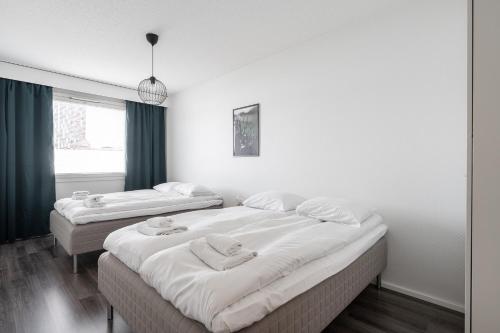 坦佩雷2ndhomes Tampere "Otavala" Apartment - Just Renovated - Hosts 8的白色墙壁客房的两张床