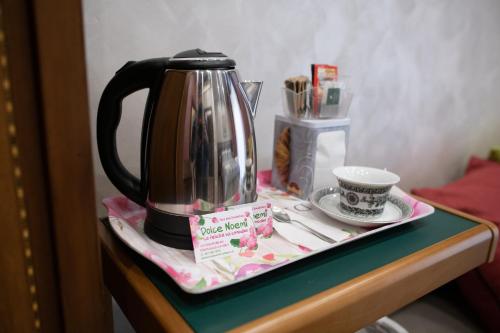 雷焦卡拉布里亚Bed and Breakfast Dolce Noemi的茶壶和茶几上的一杯