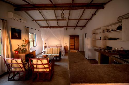 索德瓦纳湾Kaia Homestead的厨房和客厅的两张照片