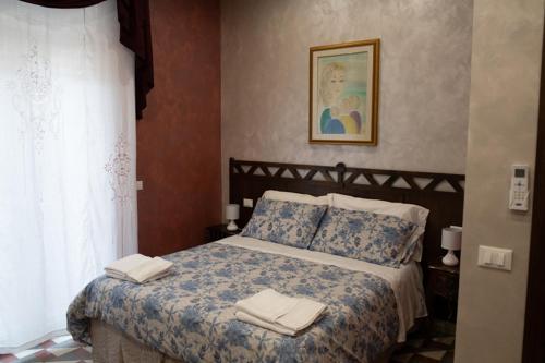 雷焦卡拉布里亚Bed and Breakfast Dolce Noemi的一间卧室配有一张床,上面有两条毛巾