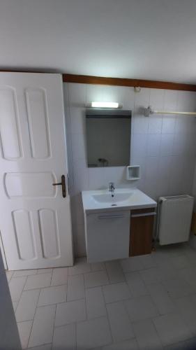 Áyioi AsómatoiMOSXONAS House的一间带水槽和白色门的浴室