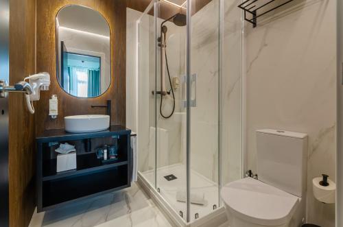 里斯本Nicola Rossio Hotel的带淋浴、卫生间和盥洗盆的浴室