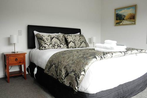 蒂阿瑙Fergus Hideaway的一间卧室配有一张带黑白色棉被的床