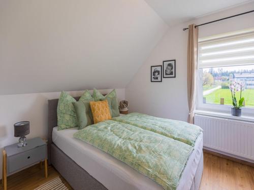 弗尔克马克特Apartment in Kühnsdorf am Klopeiner See的一间卧室设有一张大床和一个窗户。