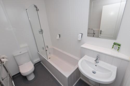 切斯特菲尔德Olde House, Chesterfield by Marston's Inns的白色的浴室设有卫生间和水槽。