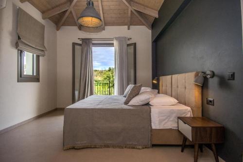 斯沃伦塔Luxury Villa Chrisi的一间卧室设有一张大床和一个窗户。