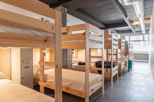 毕尔巴鄂Ekoos Hostel, Bilbao Eko Hostel的客房内的一组双层床