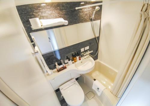 北九州HOTEL LiVEMAX Kokura Ekimae的一间带卫生间和水槽的小浴室