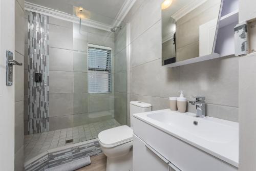 莫塞尔湾Beacon Wharf , George Hay 3 Holiday Accommodation的浴室配有卫生间、淋浴和盥洗盆。