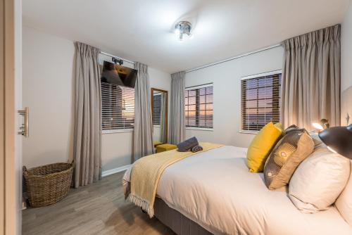 莫塞尔湾Beacon Wharf , George Hay 3 Holiday Accommodation的一间卧室配有一张带黄色枕头的大床