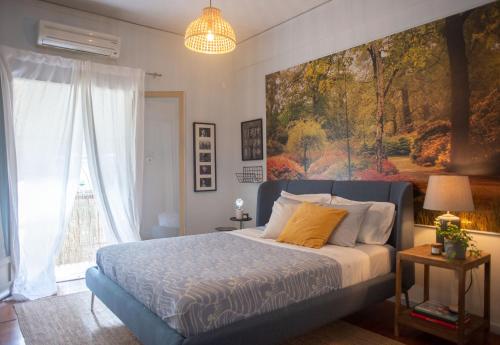 Nina's cozy apartment in Mikrolimano客房内的一张或多张床位