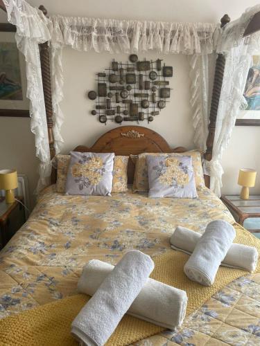 布莱克浦Riversvale Hotel的一张带毛巾的床和天篷