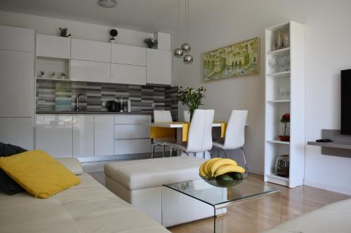 杜布罗夫尼克Apartment Vapor的带沙发和桌子的客厅以及厨房。