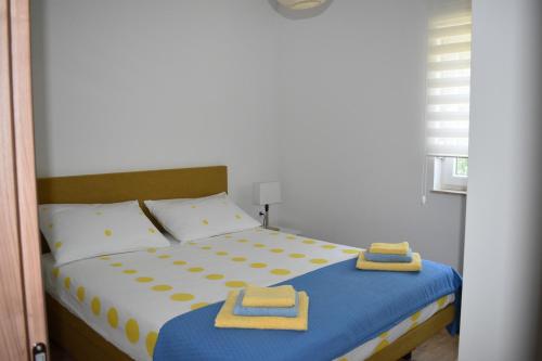 杜布罗夫尼克Apartment Vapor的一间卧室配有一张床,上面有两条毛巾