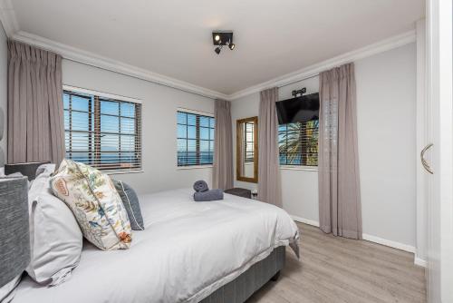 莫塞尔湾Beacon Wharf , George Hay 4 Holiday Accommodation的卧室设有一张带窗户的白色大床