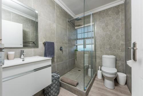 莫塞尔湾Beacon Wharf , George Hay 4 Holiday Accommodation的一间带卫生间和玻璃淋浴间的浴室