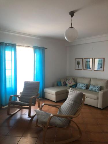 米尔芳提斯城PÉ NA AREIA by Stay in Alentejo的客厅配有沙发和两把椅子