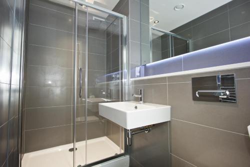 曼彻斯特皮卡迪利星城公寓式酒店的一间浴室