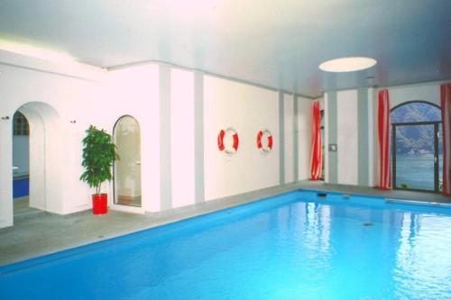 卢加诺Barony Le Pergole holiday apartments Lugano的一个带蓝色游泳池的大型游泳池