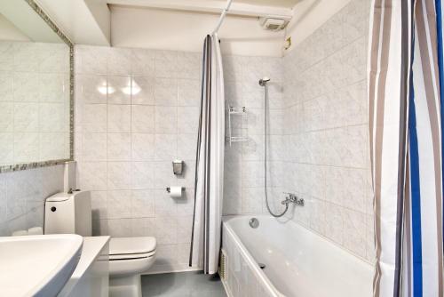 圣吉米纳诺Appartamenti Villa La Fonte的带浴缸、卫生间和盥洗盆的浴室