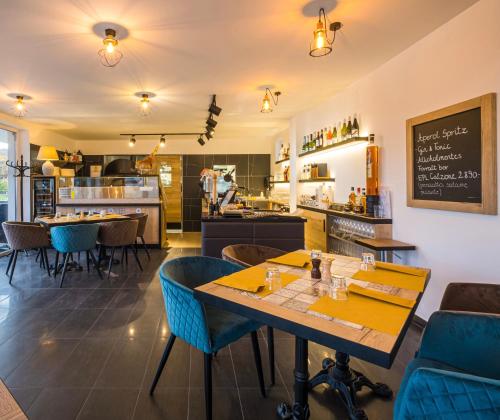 艾普莱尼EPL Luxury的一间带桌椅的餐厅和一间厨房