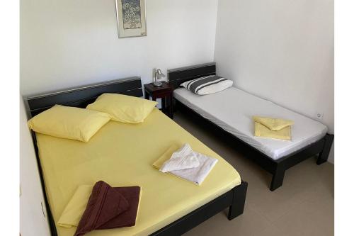 维尔Apartment Nuka - One Bedroom Apartment with Terrace的配有两张黄色和白色床单的床铺